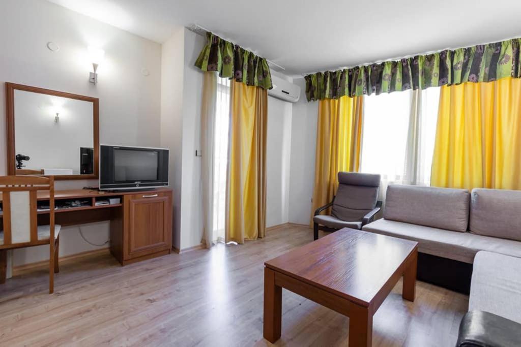 Avalon Appartament Da Lary Pantai Sunny Bagian luar foto